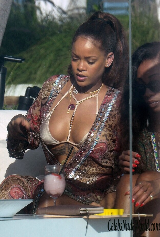 Rihanna Sexy Photos 150870