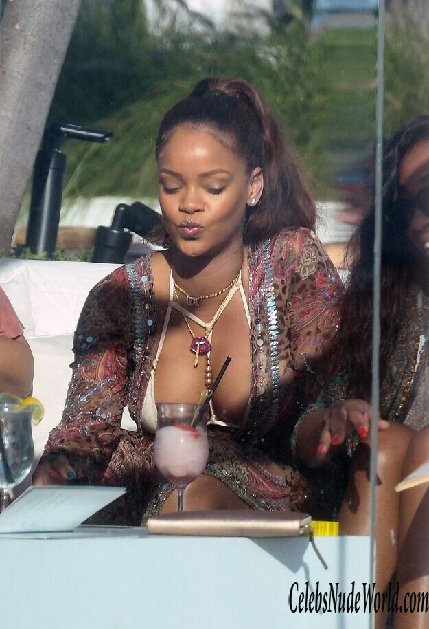 Rihanna Sexy Photos 150886