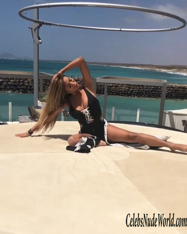 Paula Manzanal Topless 152283