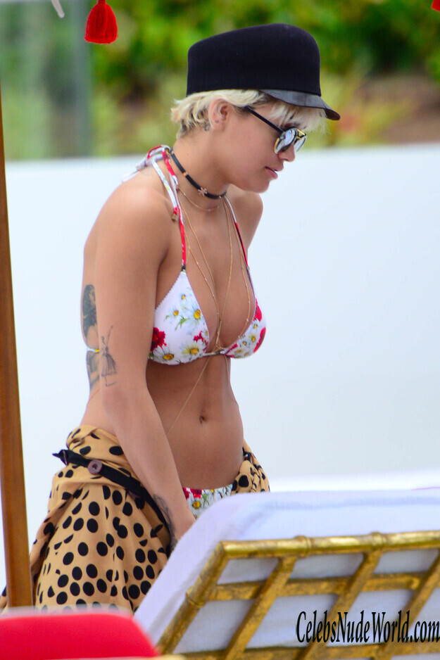 Bikini pics of Rita Ora 152656