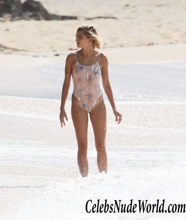 Hailey Baldwin Ass Flash At A Photoshoot In Hawaii 15290