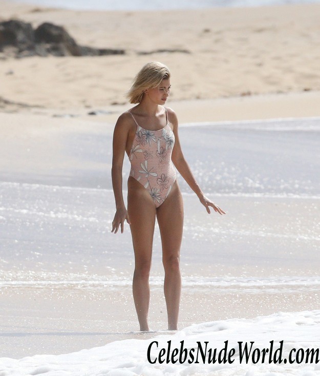 Hailey Baldwin Ass Flash At A Photoshoot In Hawaii 15296
