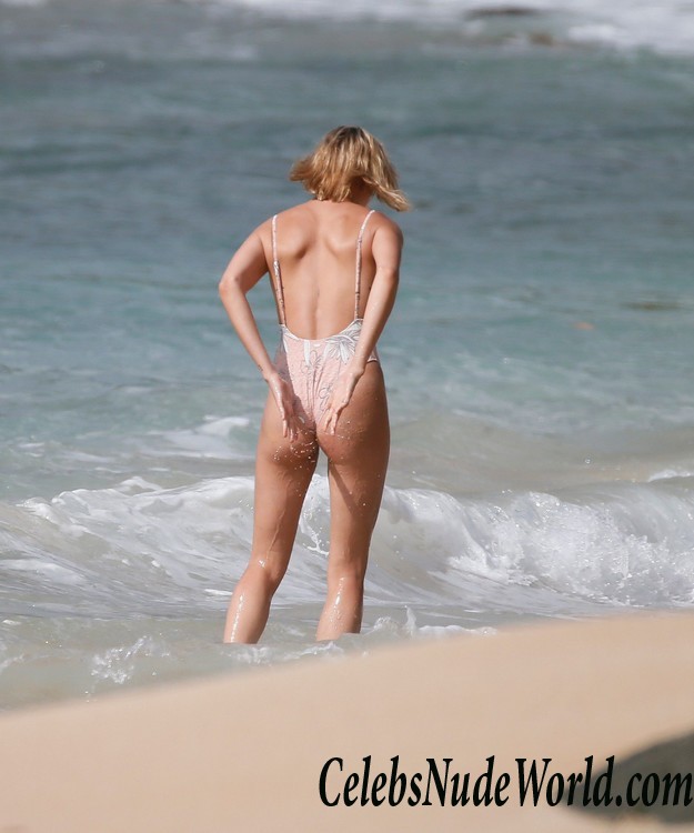 Hailey Baldwin Ass Flash At A Photoshoot In Hawaii 15299