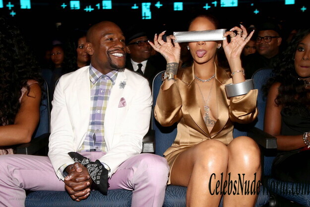 Rihanna sexy legs pics 153039