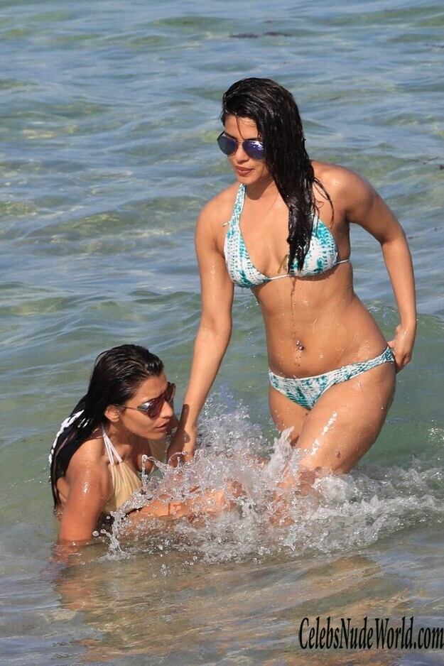 Priyanka Chopra Is Beautiful In Bikini 153357