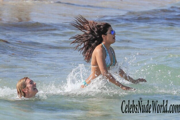 Priyanka Chopra Is Beautiful In Bikini 153360