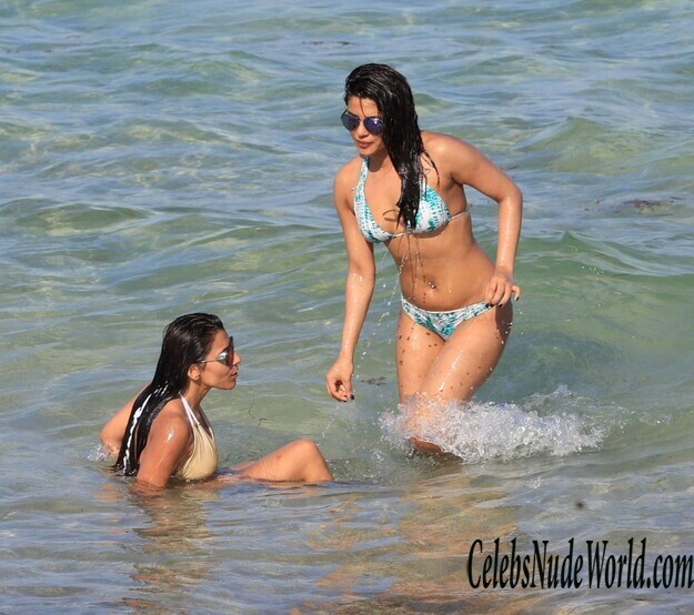 Priyanka Chopra Is Beautiful In Bikini 153362