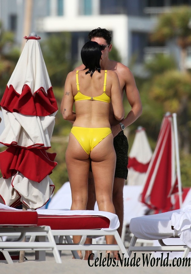 Dua Lipa Wearing A Bikini On The Beach In Miami 15374