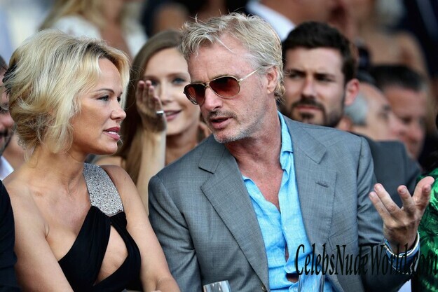 Pamela Anderson Is A Great Looking MILF 154381