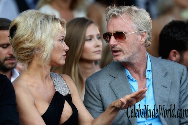 Pamela Anderson Is A Great Looking MILF 154383