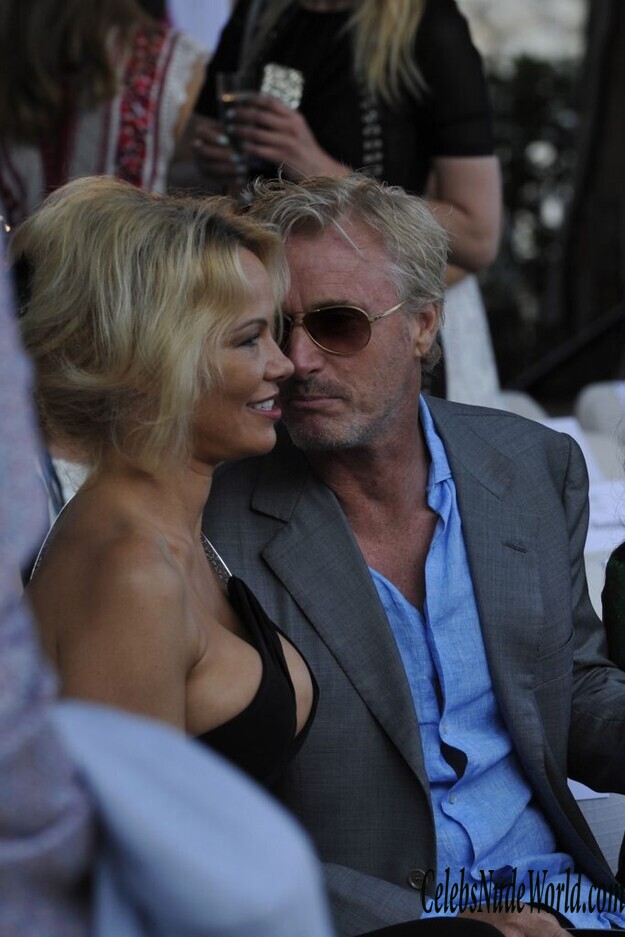 Pamela Anderson Is A Great Looking MILF 154406