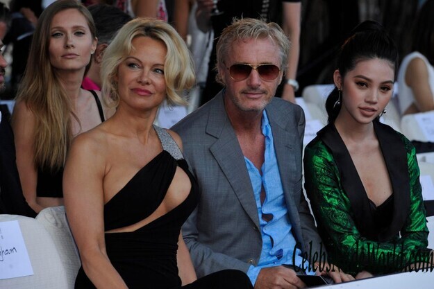 Pamela Anderson Is A Great Looking MILF 154417