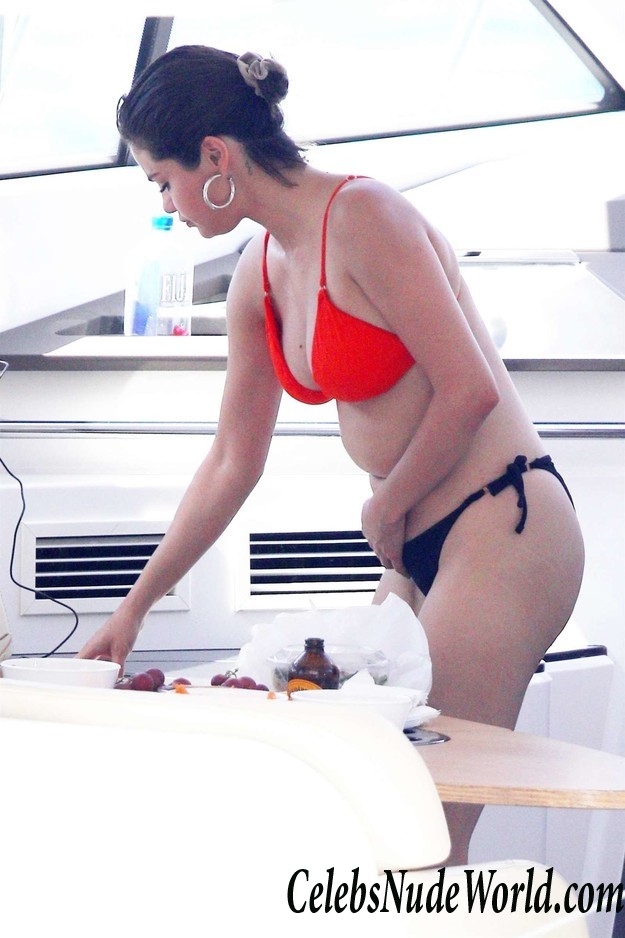 Selena Gomez Wearing A Bikini On A Boat In Australia 15475