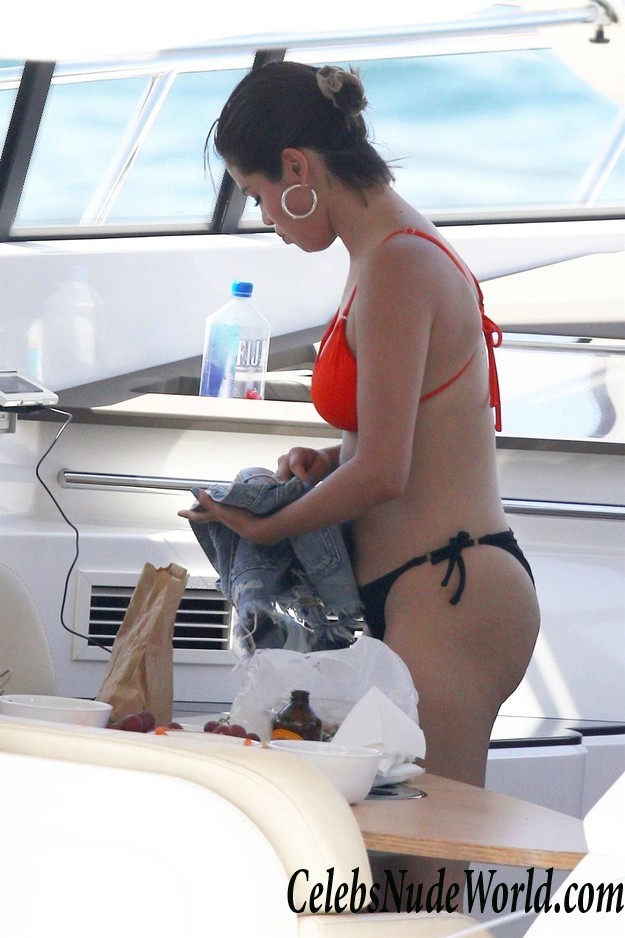 Selena Gomez Wearing A Bikini On A Boat In Australia 15480