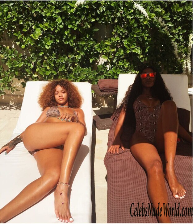 Rihanna's new bikini pics 154850