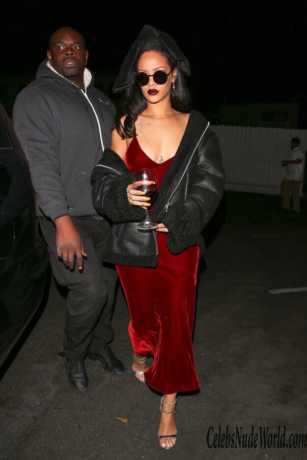 Braless pics of Rihanna 155056