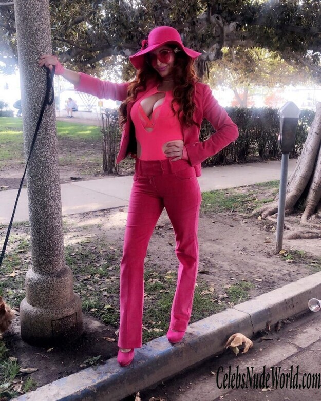 Phoebe Price Cleavage 155853