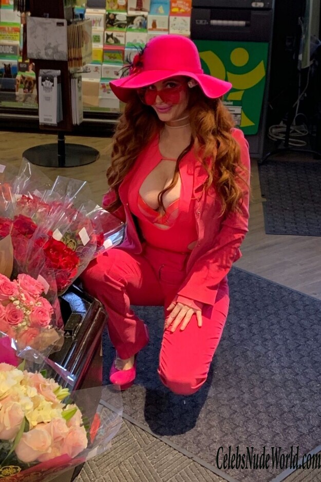 Phoebe Price Cleavage 155855