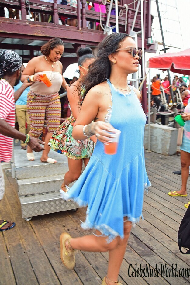 Rihanna Sideboob Photos 155897