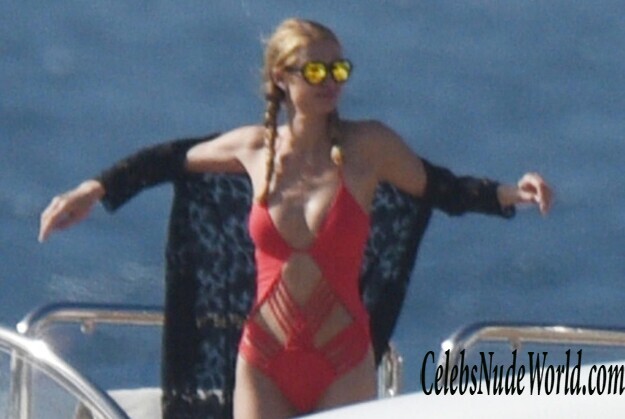 Paparazzi pics of Paris Hilton 156157