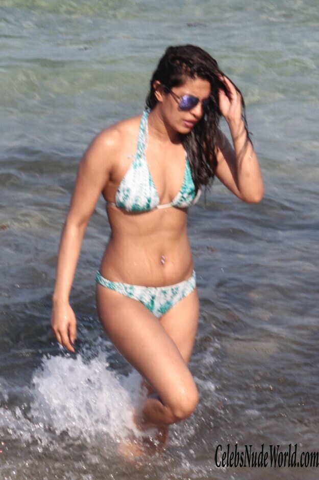 Priyanka Chopra Caught Looking Hot On A Beach 156655
