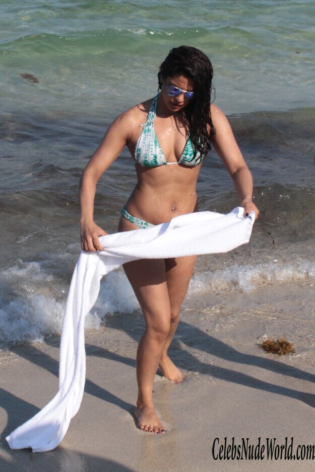 Priyanka Chopra Caught Looking Hot On A Beach 156656