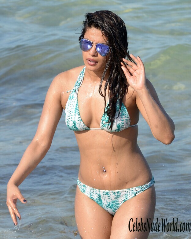 Priyanka Chopra Caught Looking Hot On A Beach 156657