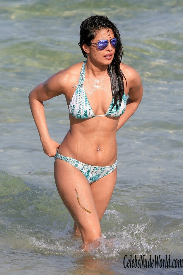 Priyanka Chopra Caught Looking Hot On A Beach 156659