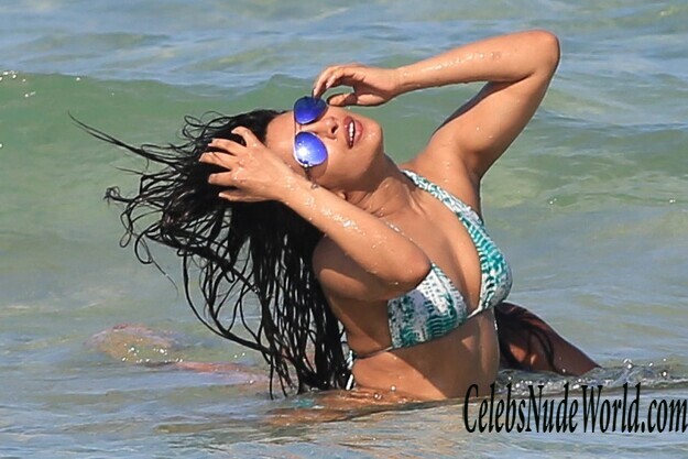 Priyanka Chopra Caught Looking Hot On A Beach 156662