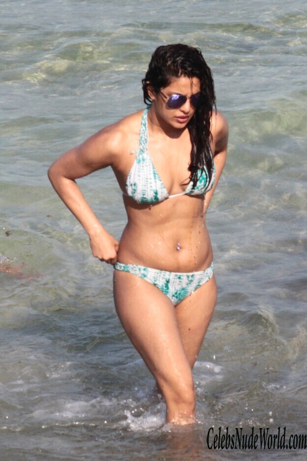 Priyanka Chopra Caught Looking Hot On A Beach 156666