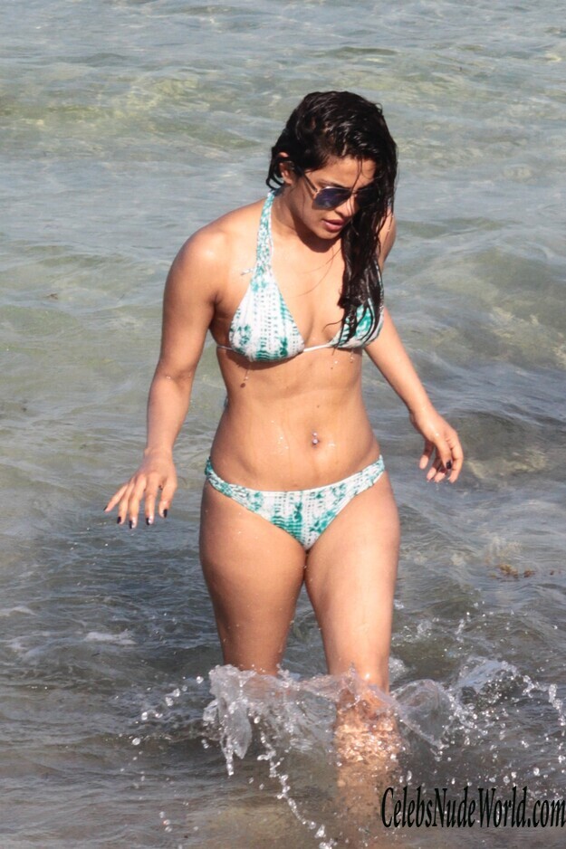 Priyanka Chopra Caught Looking Hot On A Beach 156667