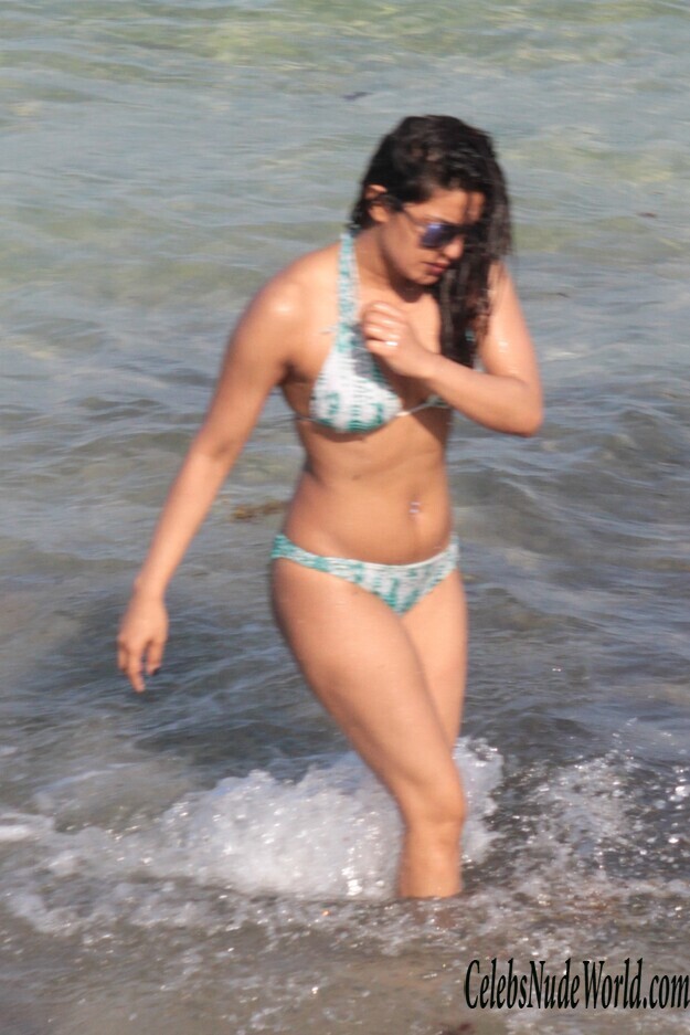 Priyanka Chopra Caught Looking Hot On A Beach 156668