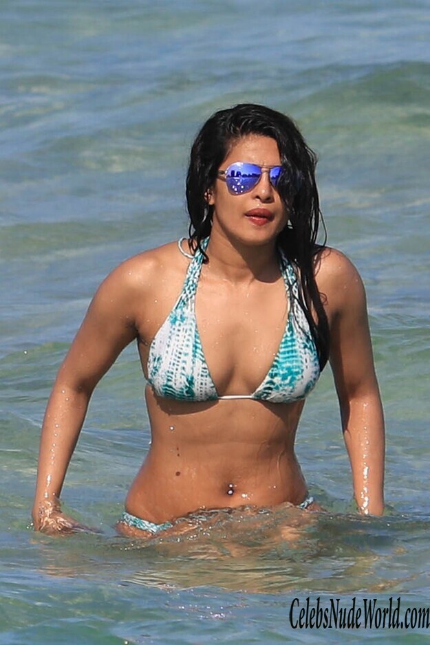 Priyanka Chopra Caught Looking Hot On A Beach 156670
