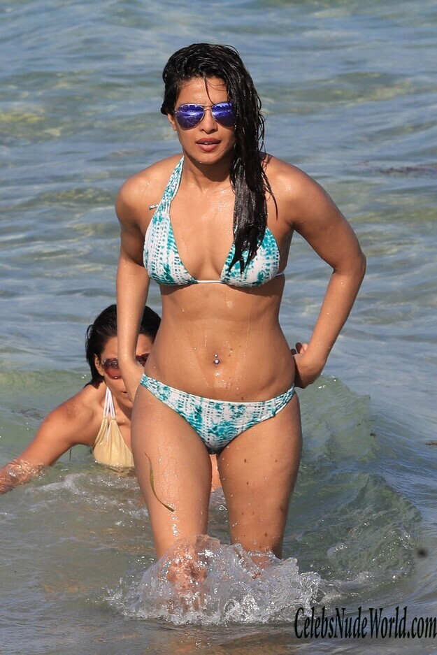 Priyanka Chopra Caught Looking Hot On A Beach 156678