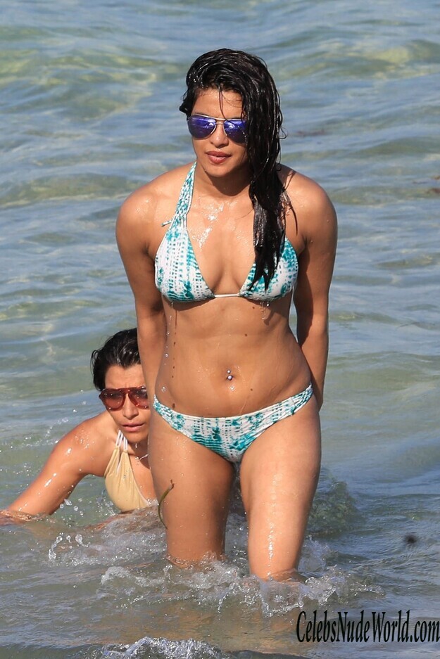 Priyanka Chopra Caught Looking Hot On A Beach 156679