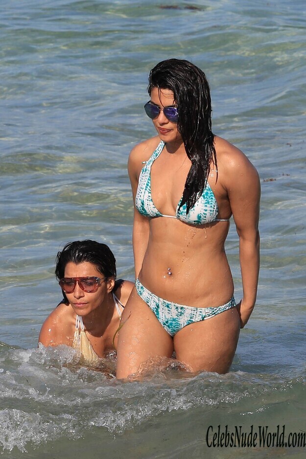 Priyanka Chopra Caught Looking Hot On A Beach 156682