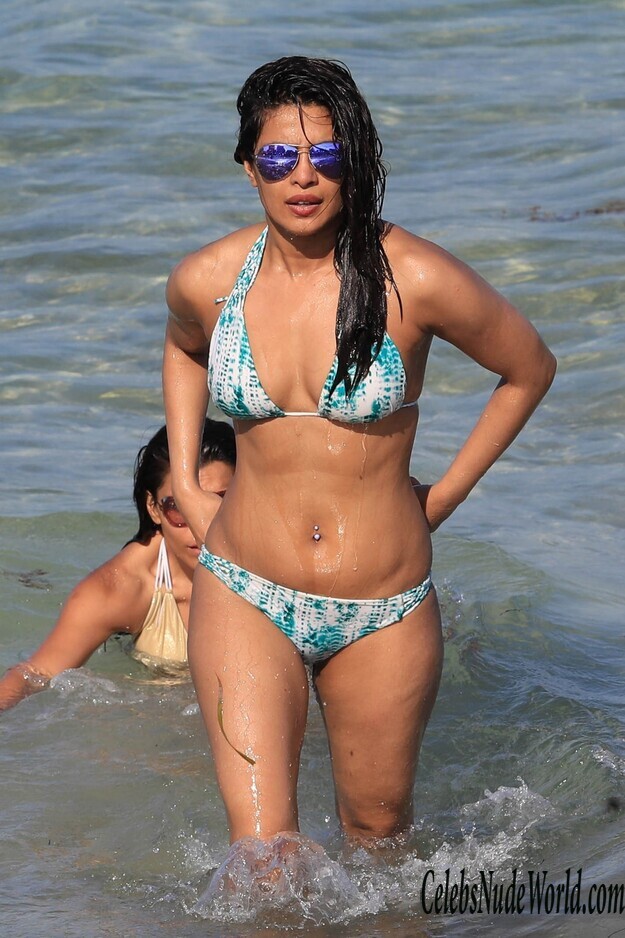 Priyanka Chopra Caught Looking Hot On A Beach 156684
