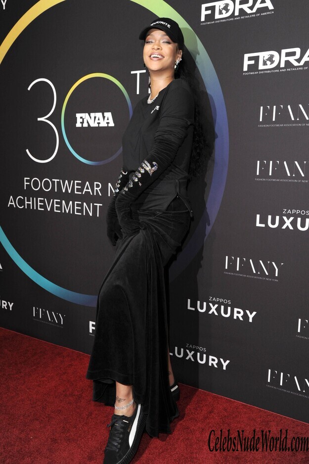 Braless Photos of Rihanna 157266