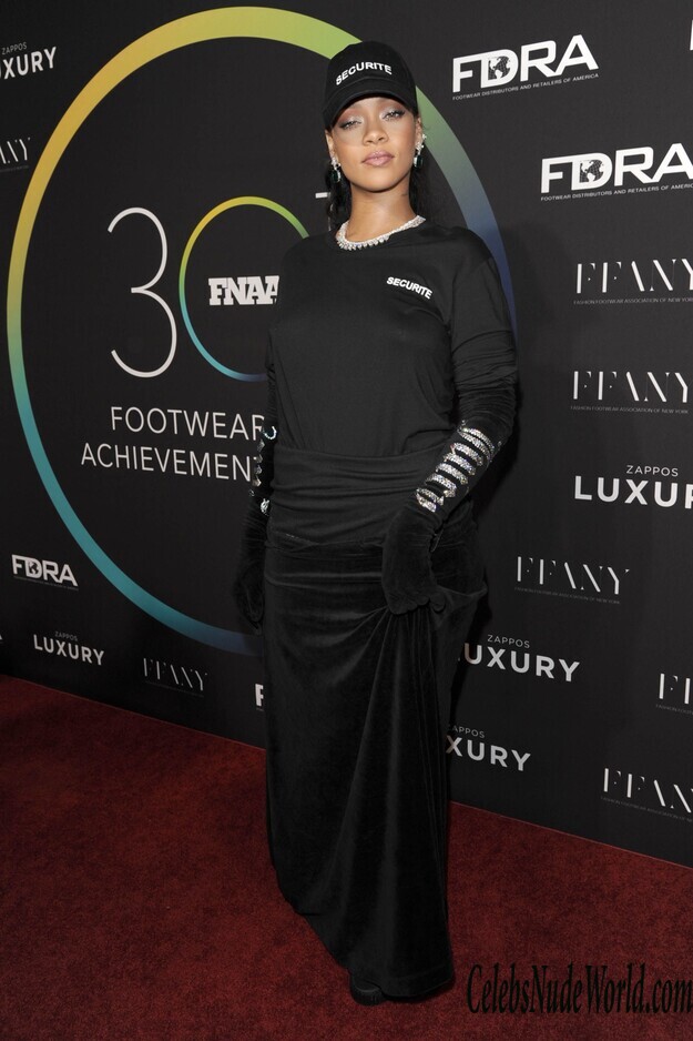 Braless Photos of Rihanna 157268