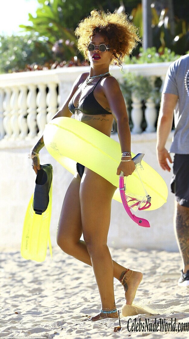 Rihanna's new pics at the beach 157399