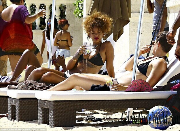 Rihanna's new pics at the beach 157401