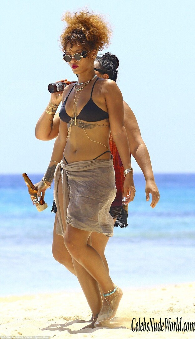 Rihanna's new pics at the beach 157402