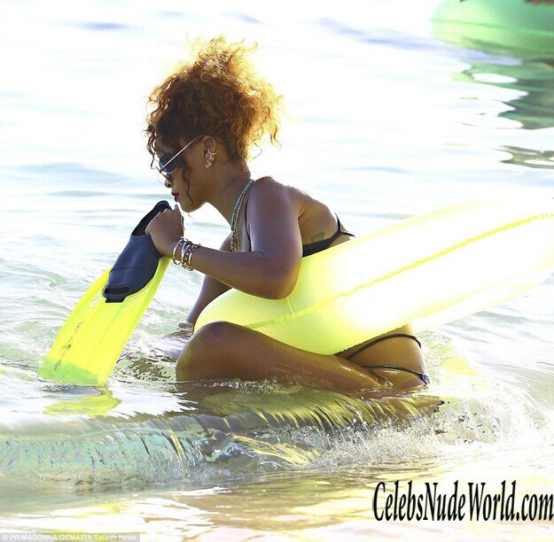 Rihanna's new pics at the beach 157407