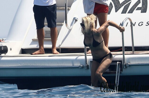 Pamela Anderson Bikini 157957