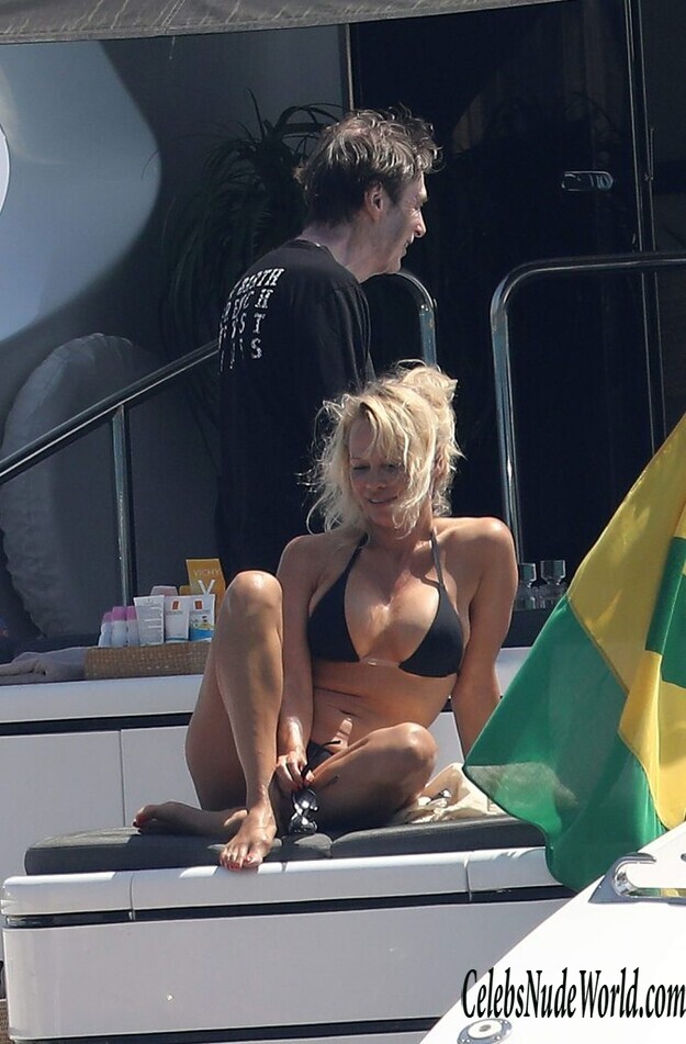Pamela Anderson Bikini 157959