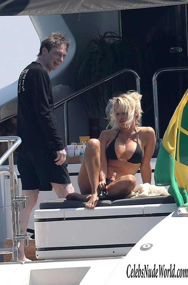 Pamela Anderson Bikini 157960