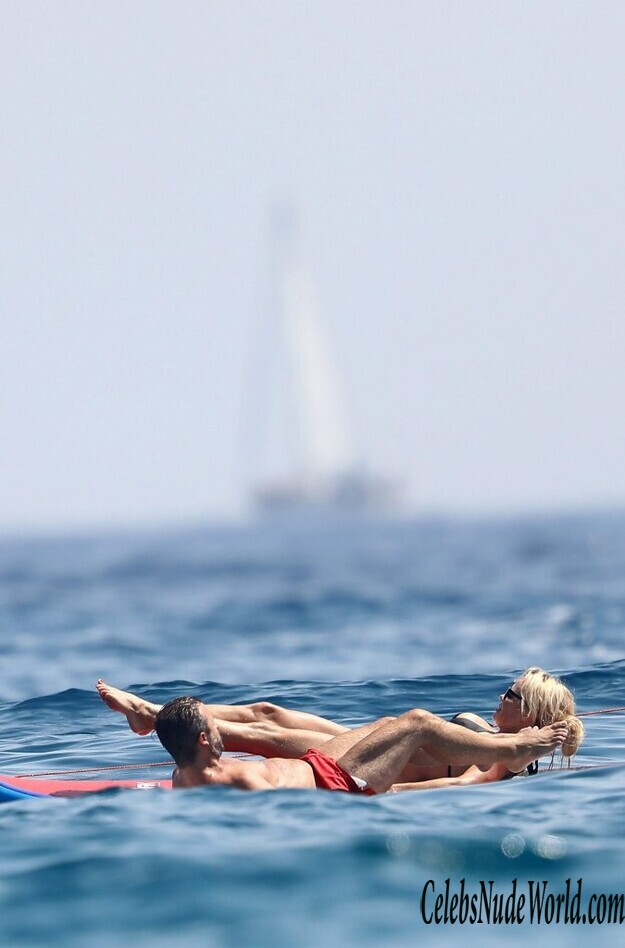 Pamela Anderson Bikini 158010