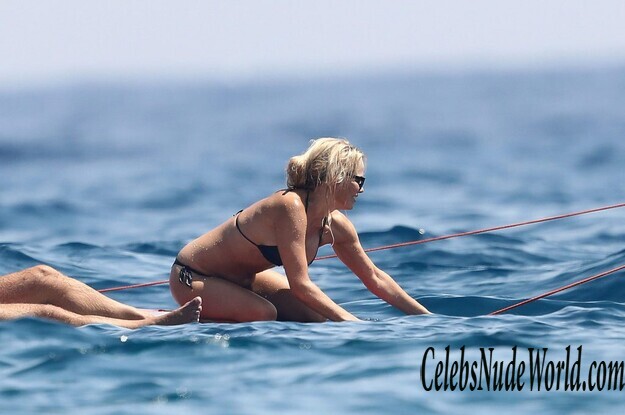 Pamela Anderson Bikini 158014