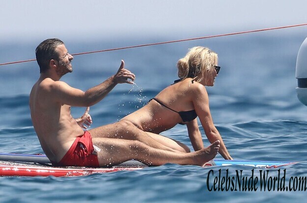 Pamela Anderson Bikini 158015