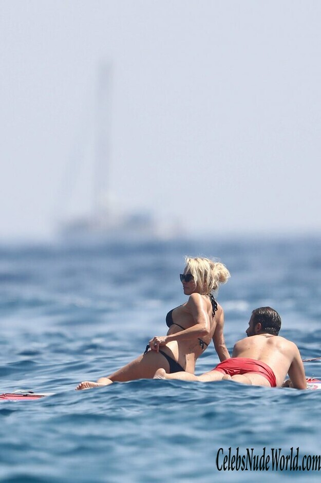 Pamela Anderson Bikini 158037